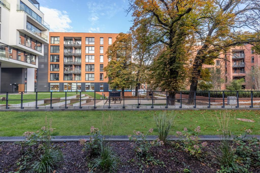 Vonkajšia záhrada v ubytovaní Apartament z balkonem blisko Starego Miasta