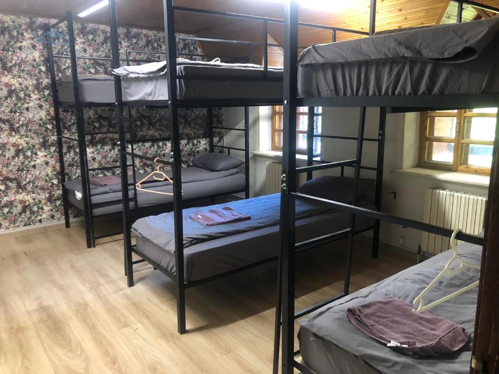 Tempat tidur susun dalam kamar di Friends Hostel