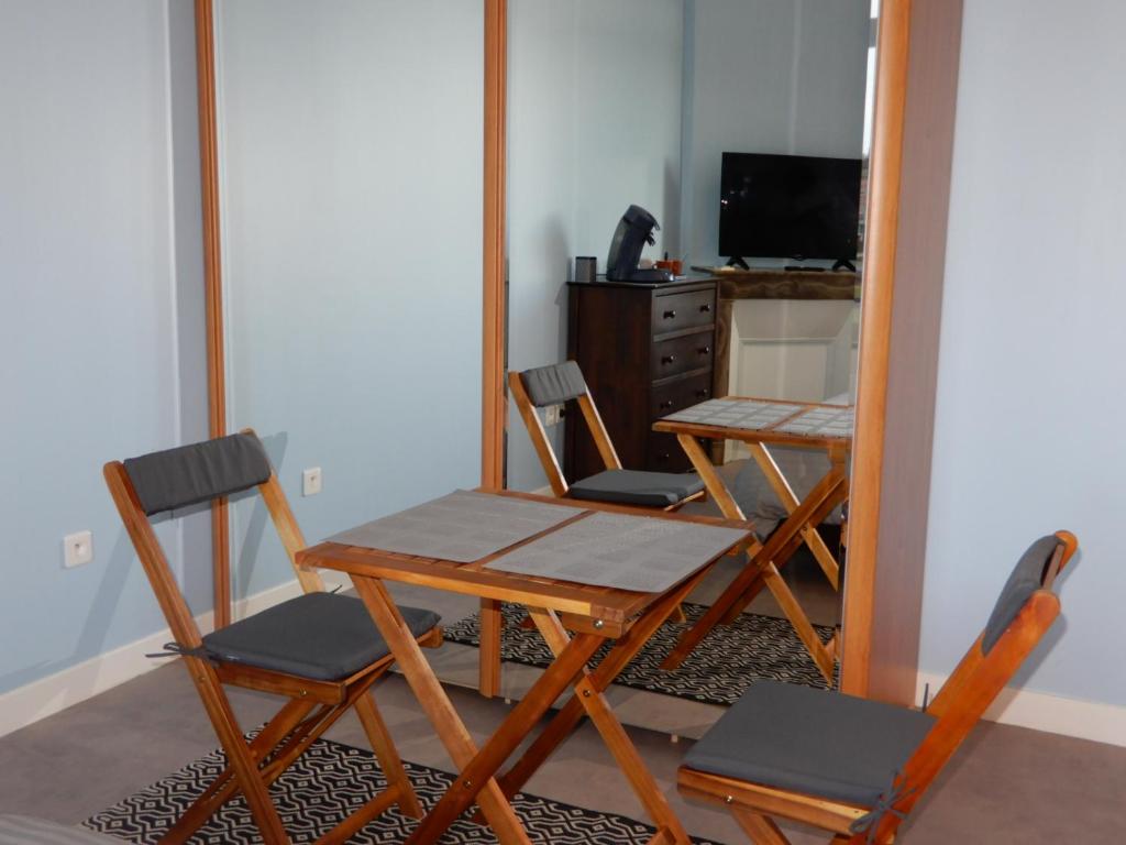 Fotografia z galérie ubytovania CAPRICES DE PLAGE Chambre grand lit double avec balnéo et beau balcon, vue panoramique, 300 mètres plage Mers les Bains Le Treport petit dejeuner servi en chambre en option v destinácii Mers-les-Bains