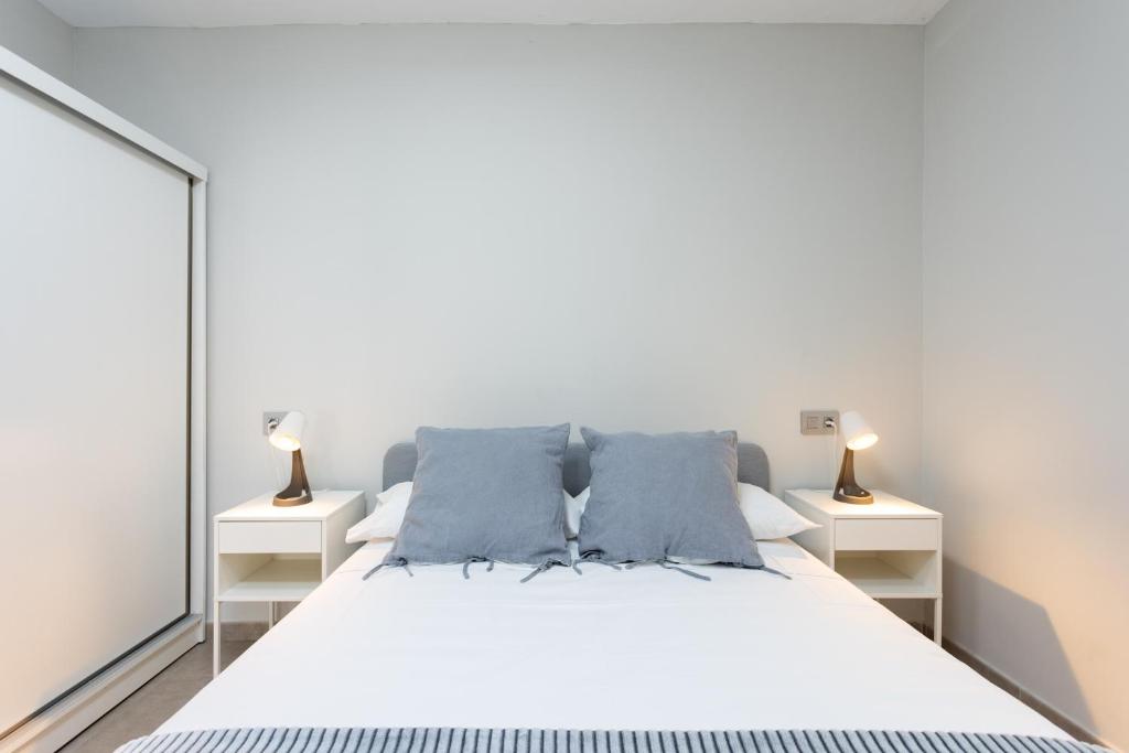 Säng eller sängar i ett rum på Home2Book Cozy Apartment Santa Cruz Skyline