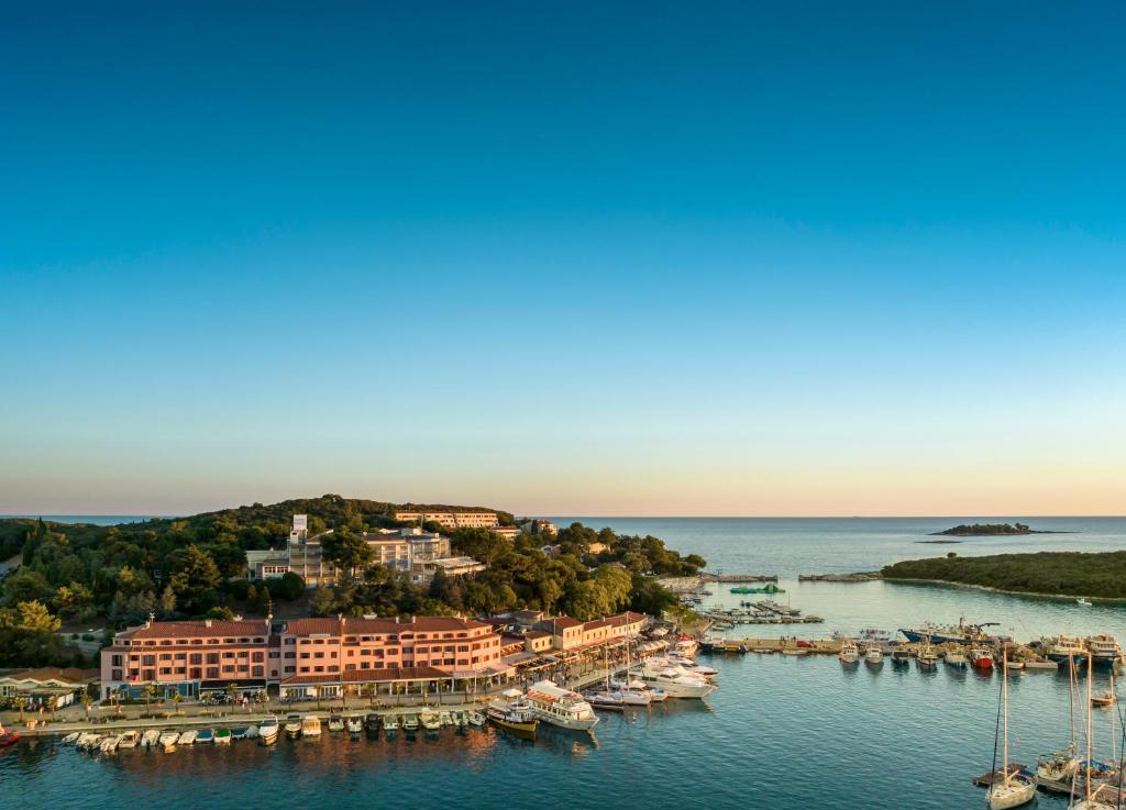 eine Luftansicht auf einen Yachthafen mit Booten im Wasser in der Unterkunft Maistra Select Riva Apartments in Vrsar