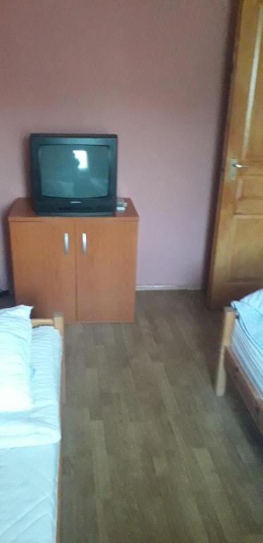 Televízia a/alebo spoločenská miestnosť v ubytovaní Williams Village Bowling & Country Club