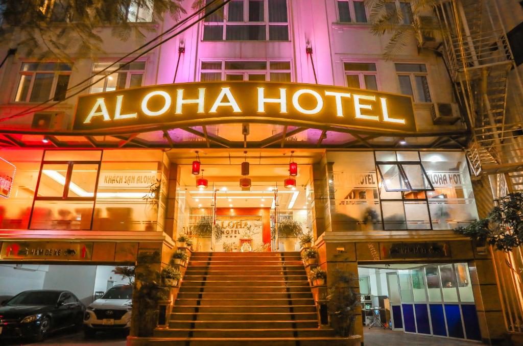 um hotel com uma placa que lê aloha hotel em Aloha Hotel em Hanói