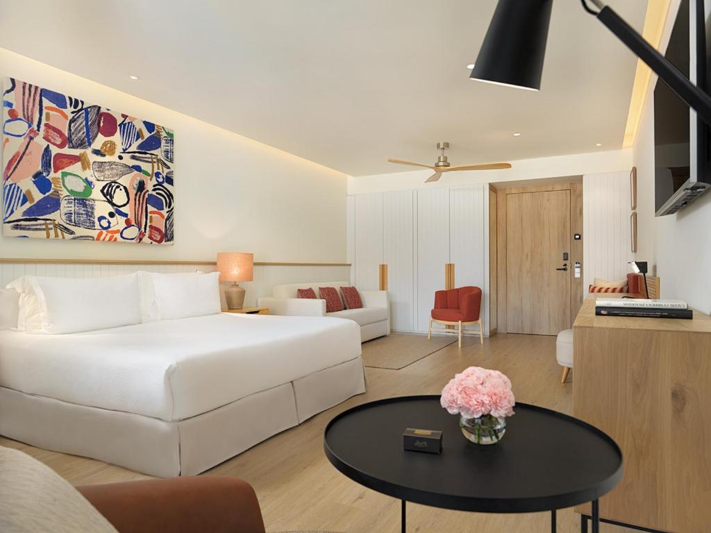 Łóżko lub łóżka w pokoju w obiekcie H10 Croma Málaga