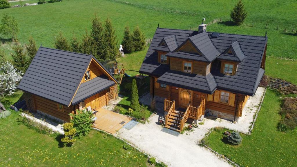 an overhead view of a large wooden house at Dom Rajka in Stronie Śląskie