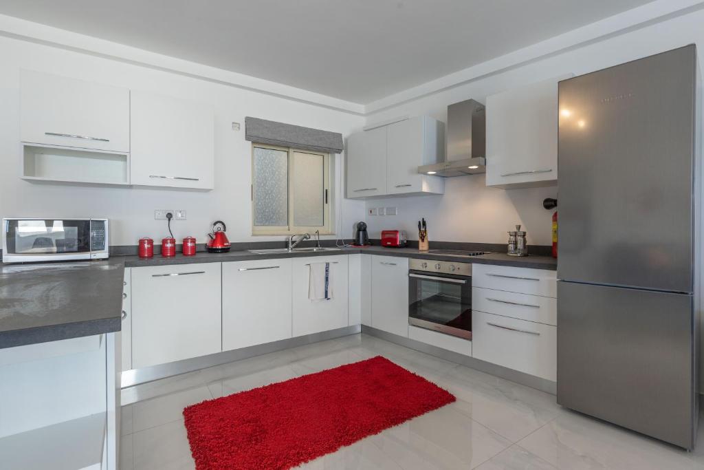Kuchyň nebo kuchyňský kout v ubytování Sliema Bedrooms with ensuite bathrooms