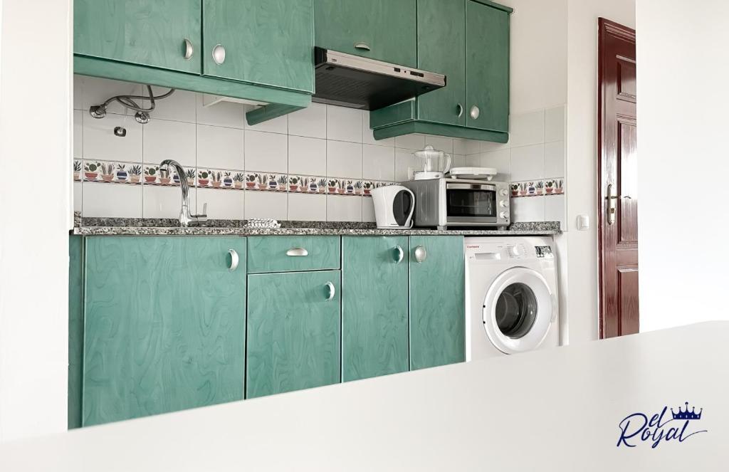 A kitchen or kitchenette at B-Rent El Royal Corralejo