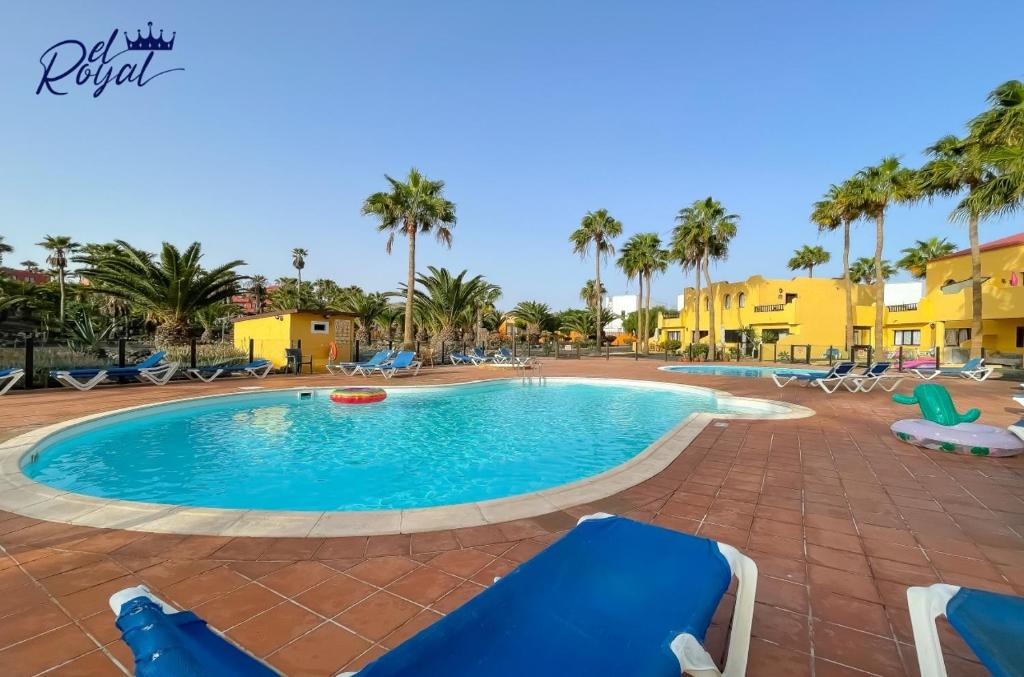 The swimming pool at or close to B-Rent El Royal Corralejo