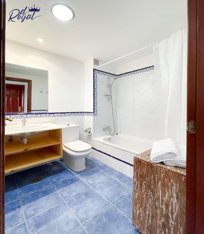 A bathroom at B-Rent El Royal Corralejo