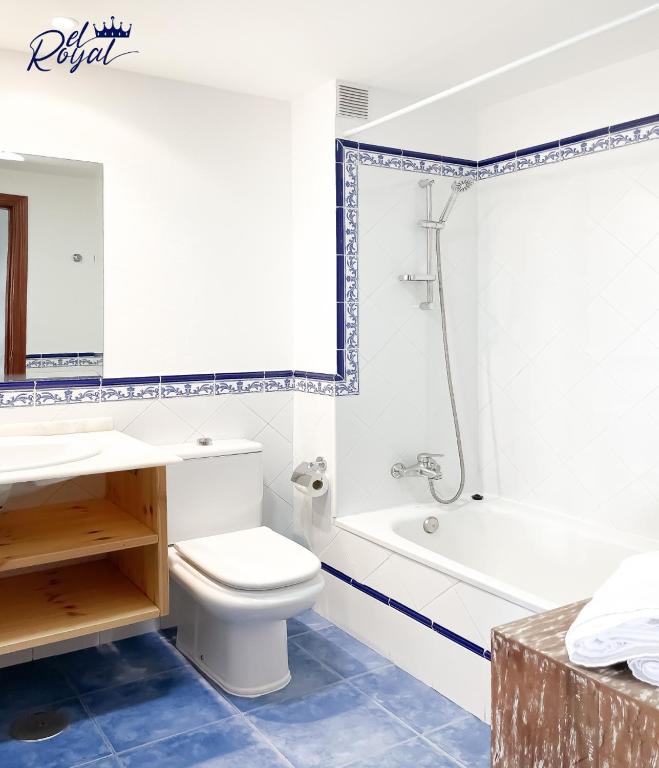 A bathroom at B-Rent El Royal Corralejo