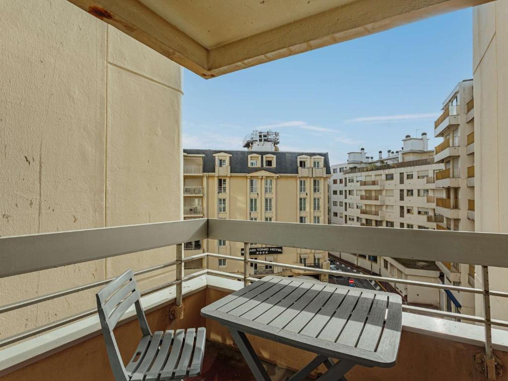 balcón con mesa y sillas en Studio Biarritz, 1 pièce, 2 personnes - FR-1-3-412, en Biarritz