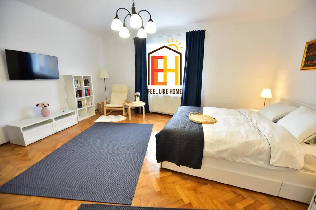 ein Schlafzimmer mit großem Bett und Fernseher in der Unterkunft FLH - House Angelique in Sibiu