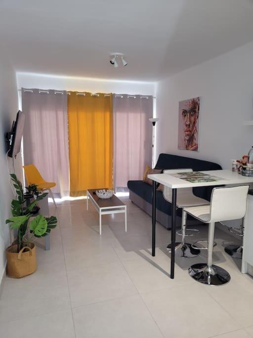 Televízia a/alebo spoločenská miestnosť v ubytovaní Casa Amor Costa Teguise