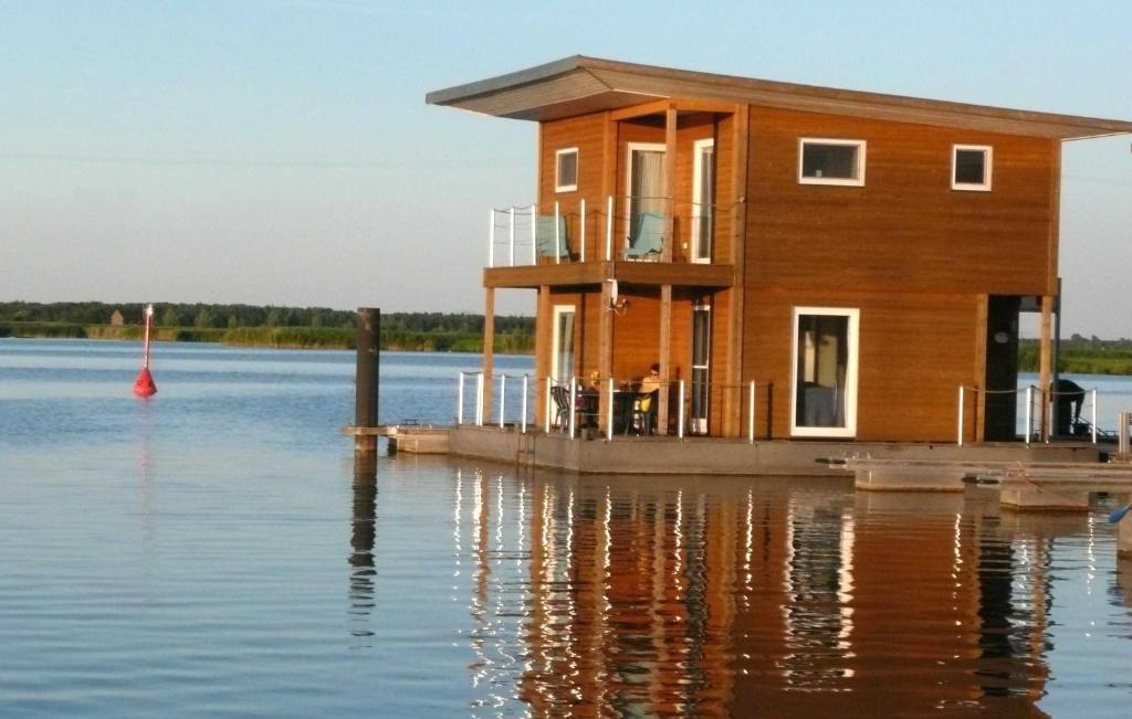 FLOATING HOUSES Classic _ Kroeslin – Photos 1