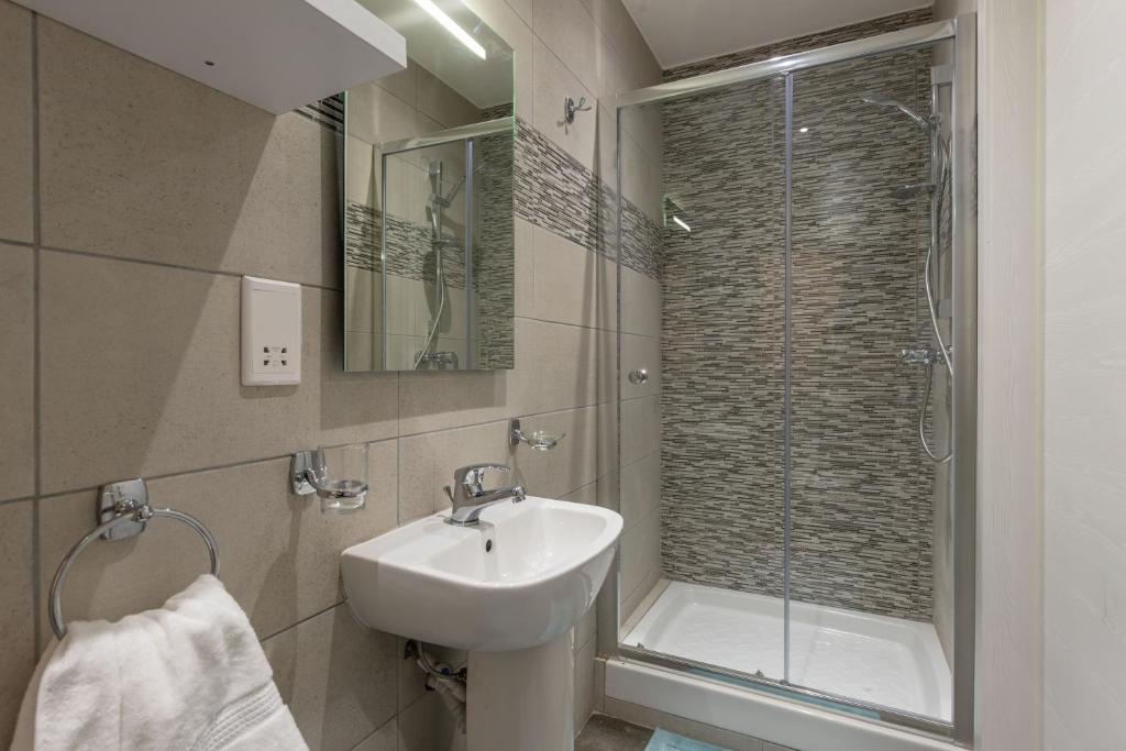Koupelna v ubytování Sliema Bedrooms with ensuite bathrooms