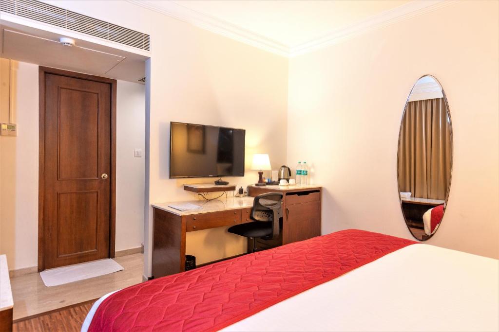 Postel nebo postele na pokoji v ubytování The Saibaba Hotel