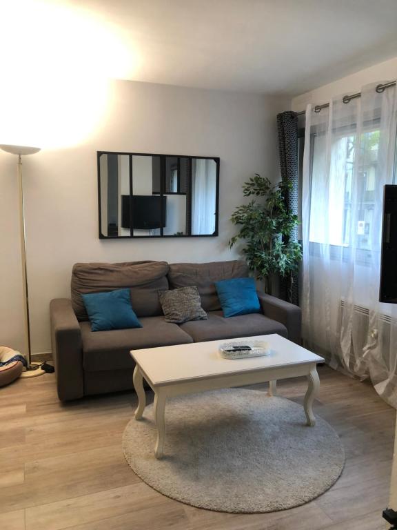 een woonkamer met een bank en een salontafel bij Joli studio centre-ville Draguignan in Draguignan