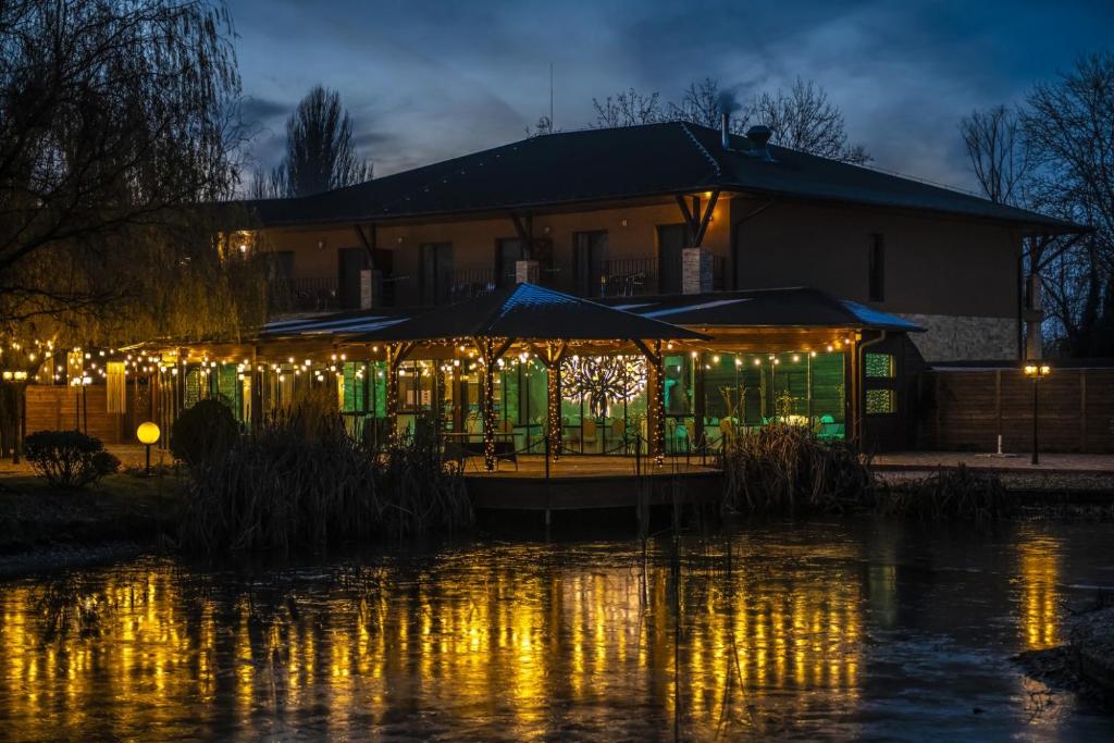 Výhled na řeku, která protéká v blízkosti hotelu