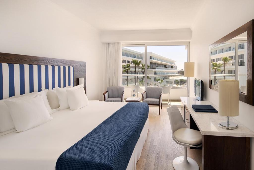 Grecian Sands Hotel - 