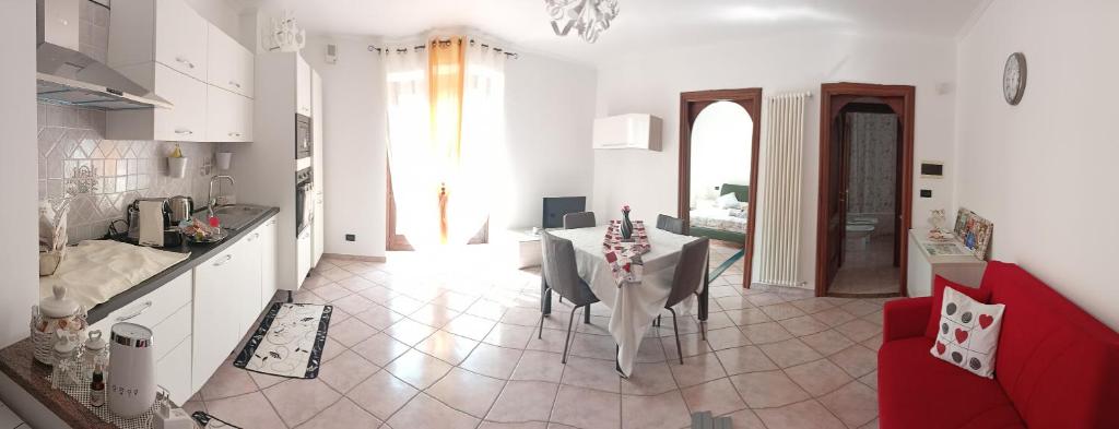 kuchnia i jadalnia ze stołem i krzesłami w obiekcie Appartamento nel cuore delle Alpi w Susie