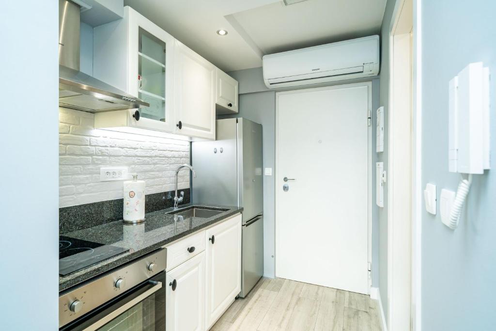Kuchyňa alebo kuchynka v ubytovaní Gorgeous Dubrovnik sea view apartment with free parking