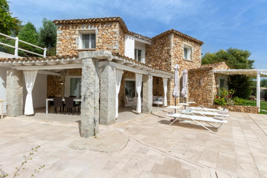 Cette villa en pierre dispose d'une terrasse. dans l'établissement Villa Ginestra con piscina e giardino privato a 500 mt dal mare, à Castiadas