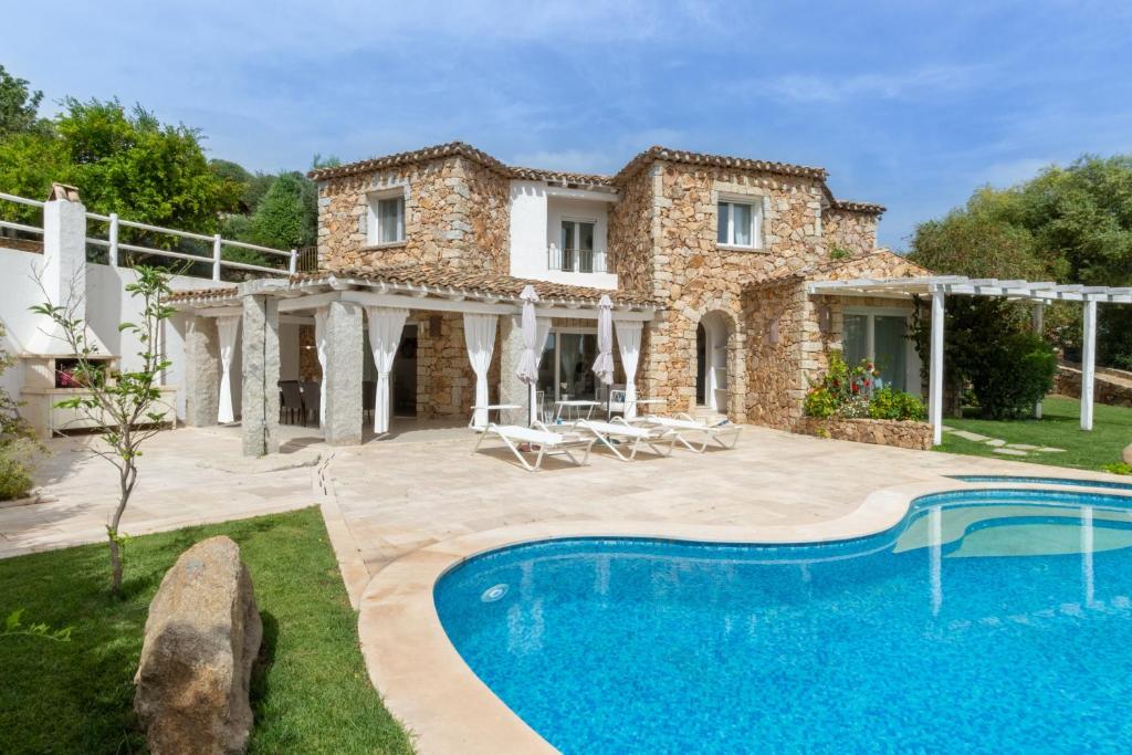 Басейн в Villa Ginestra con piscina e giardino privato a 500 mt dal mare або поблизу