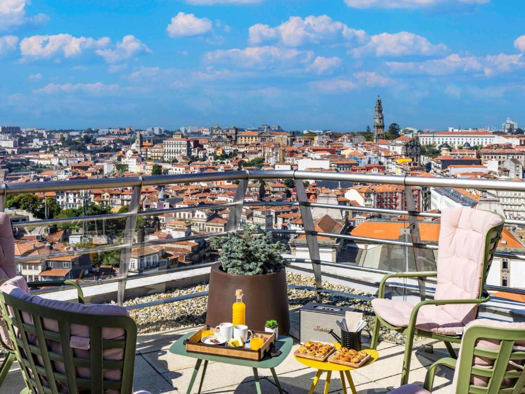 balcón con vistas a la ciudad en Mercure Porto Centro Santa Catarina en Oporto