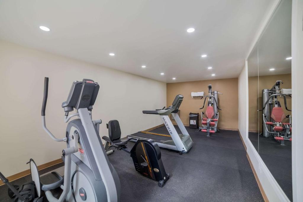 Fitness centrum a/nebo fitness zařízení v ubytování Quality Inn & Suites Goodyear - Phoenix West