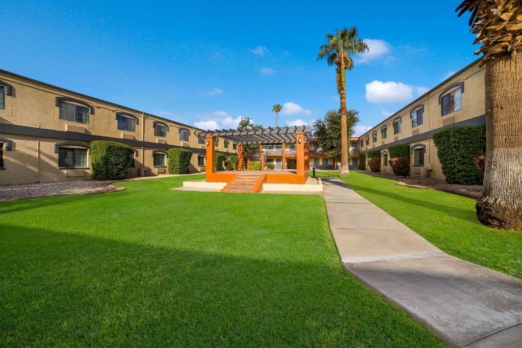 Zahrada ubytování Quality Inn & Suites Goodyear - Phoenix West
