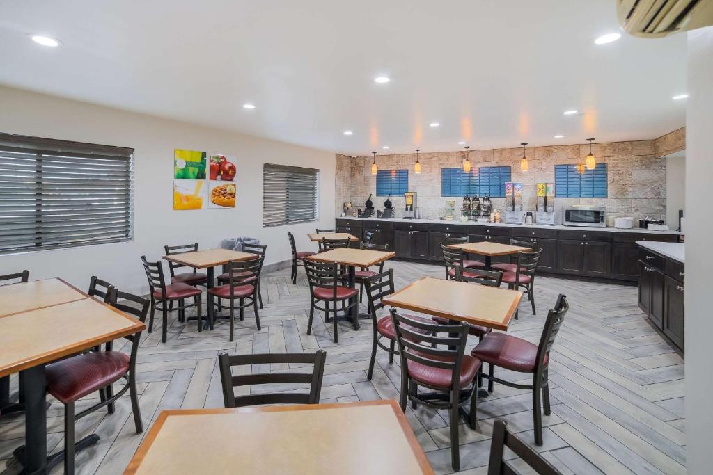 Fotografie z fotogalerie ubytování Quality Inn & Suites Goodyear - Phoenix West v destinaci Goodyear