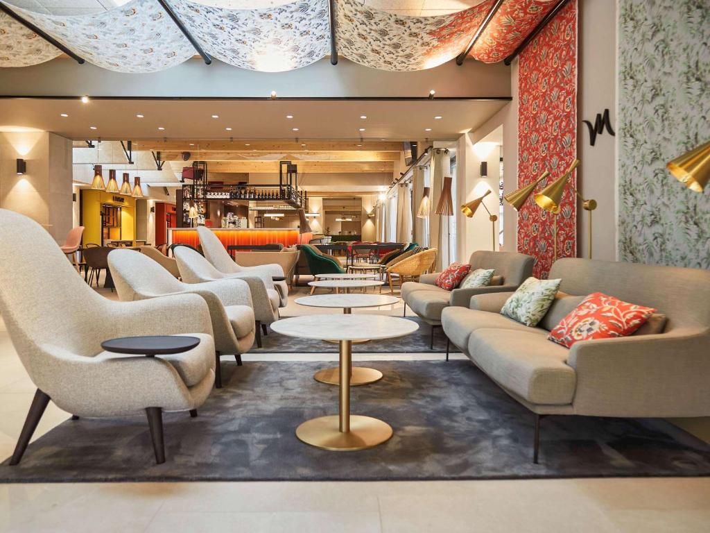 een lobby met banken en tafels in een winkel bij Mercure Avignon Gare TGV in Avignon