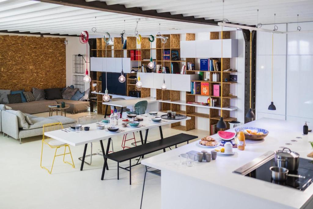 - un salon avec deux tables et un canapé dans l'établissement CALIFORNIA KEYWEEK Loft Biarritz center with parking, à Biarritz