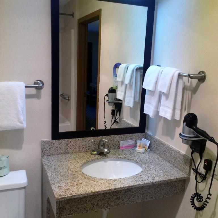 Days Inn by Wyndham Charleston photo