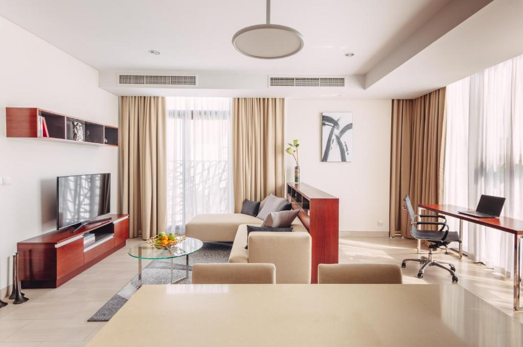 sala de estar con sofá y mesa en SILA Urban Living en Ho Chi Minh