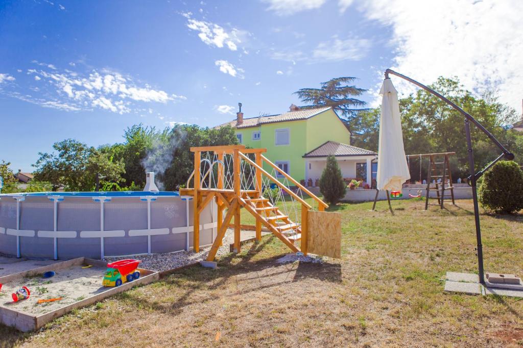 Herní místnost nebo prostor pro děti v ubytování House Roza 2065