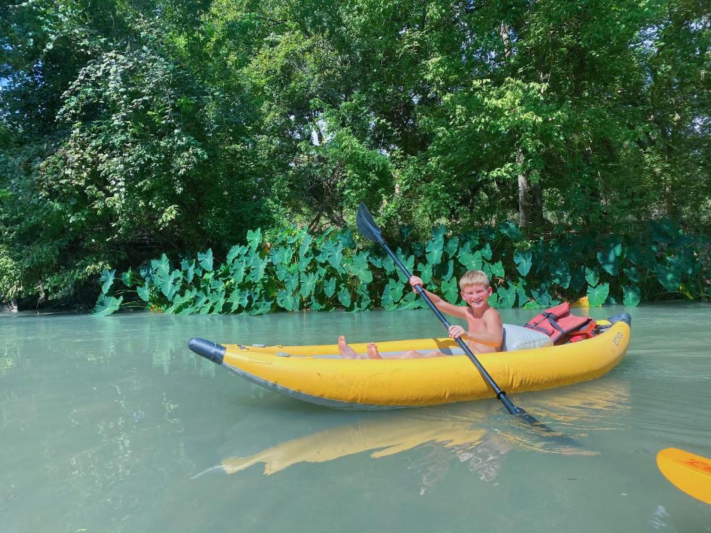 Son's River Ranch Glamping Cabin 2 Riverside Cabins!, Kingsbury