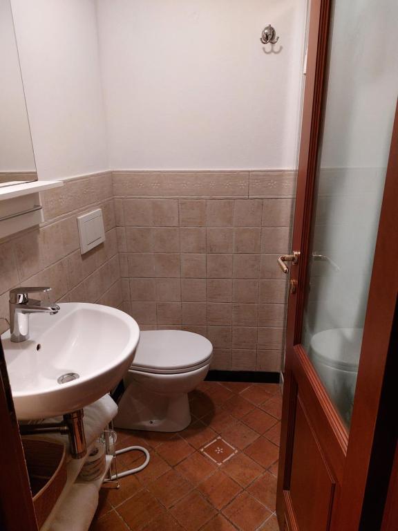Koupelna v ubytování A cà di Bafirussi