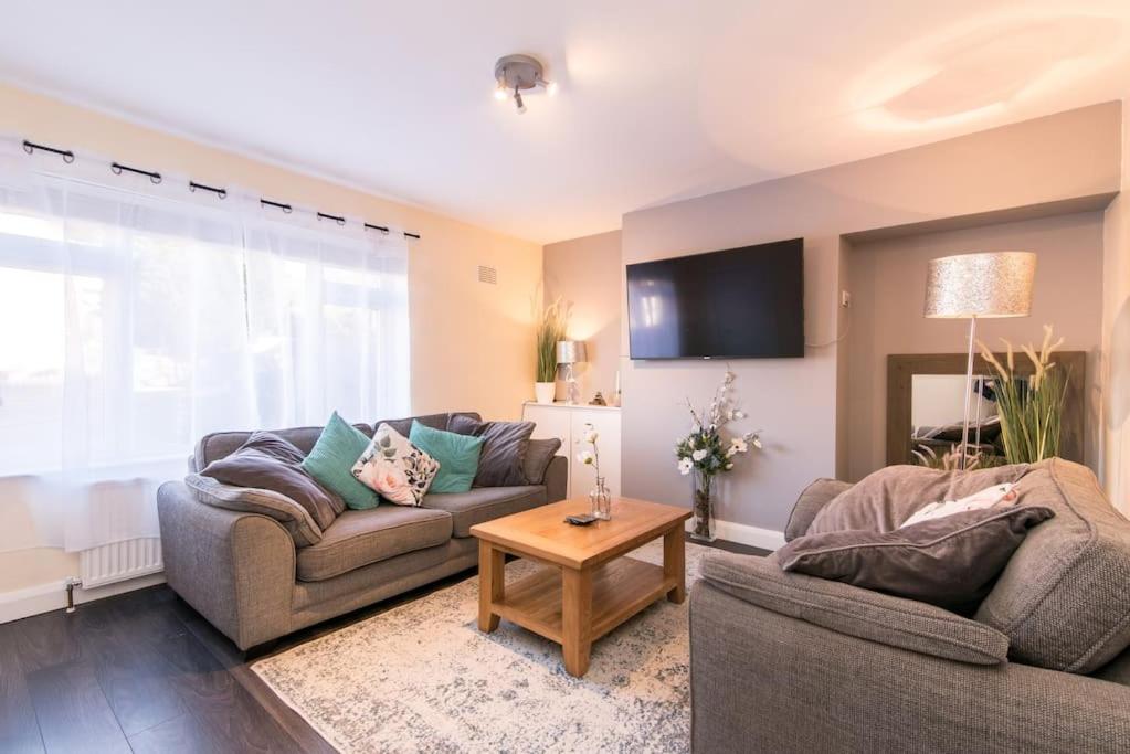 Sala de estar con 2 sofás y mesa en City Home from Home - Peaceful, Cosy & Modern 2Bed house en Nottingham