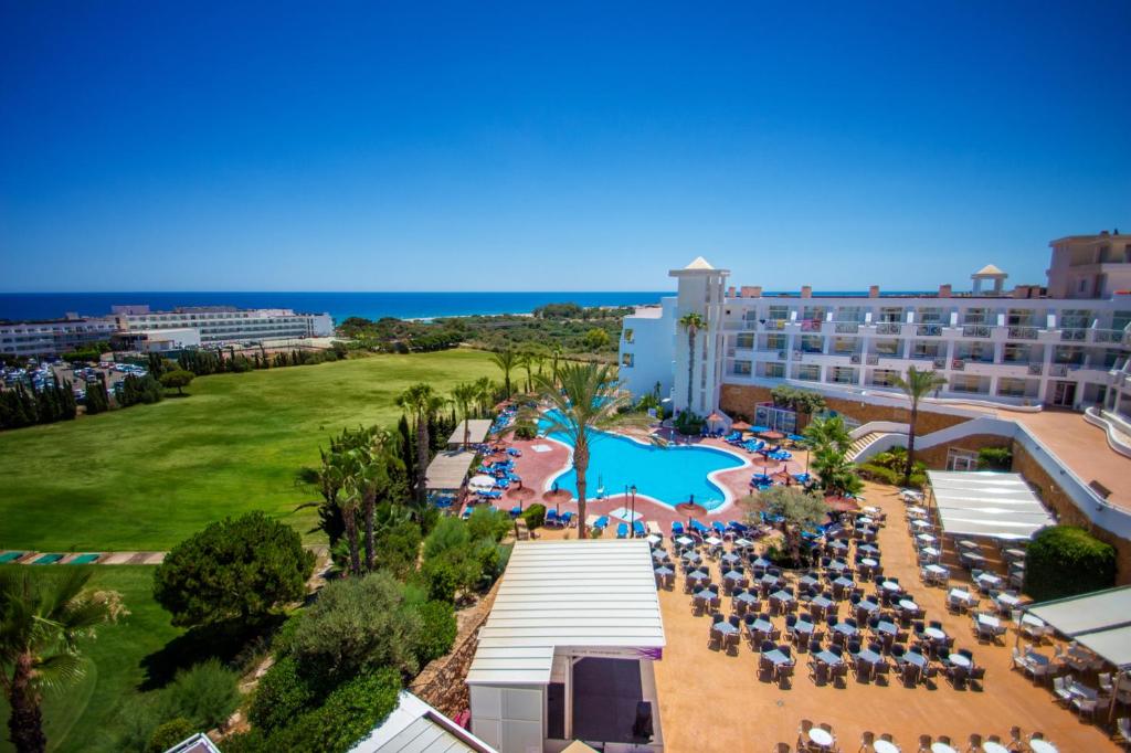 Bazén v ubytovaní Hotel Servigroup Marina Mar alebo v jeho blízkosti