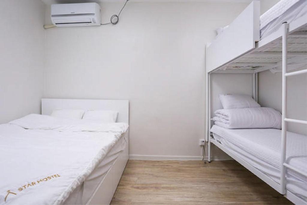 Postel nebo postele na pokoji v ubytování Starhostel Dongdaemun Suite
