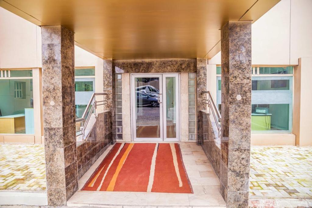 un ingresso a una casa con tappeto rosso di Hotel 61 a Ikeja