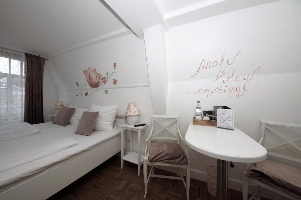 Postel nebo postele na pokoji v ubytování Liebezeit - ehemals Hotel Dillenburg