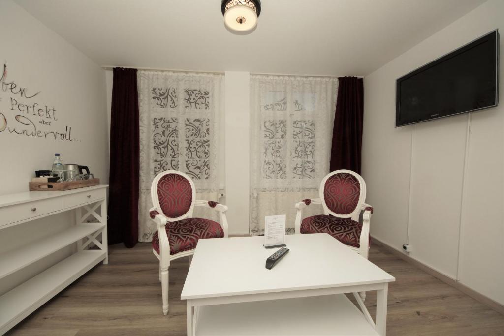 TV a/nebo společenská místnost v ubytování Liebezeit - ehemals Hotel Dillenburg