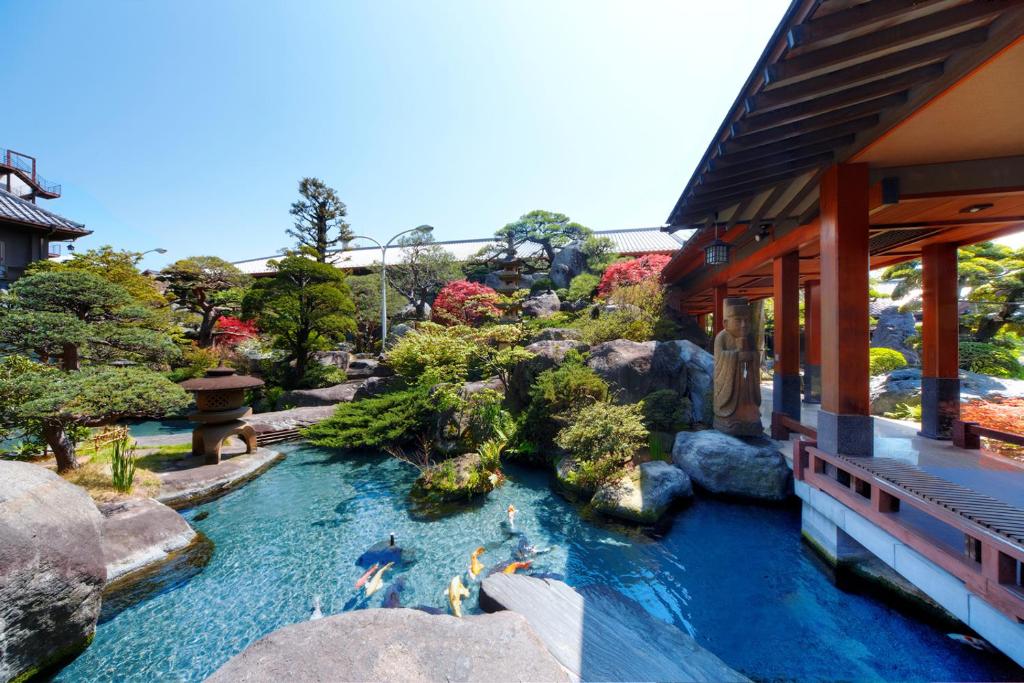 Piscina a Beautiful Japanese Garden Kagetsu o a prop