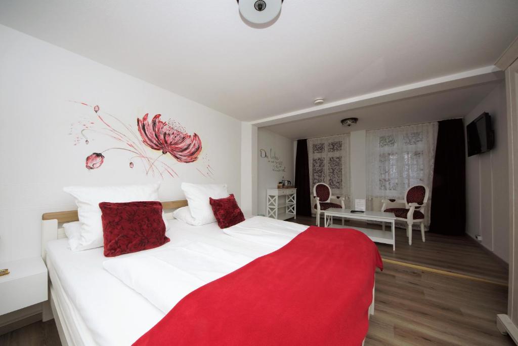Postel nebo postele na pokoji v ubytování Liebezeit - ehemals Hotel Dillenburg