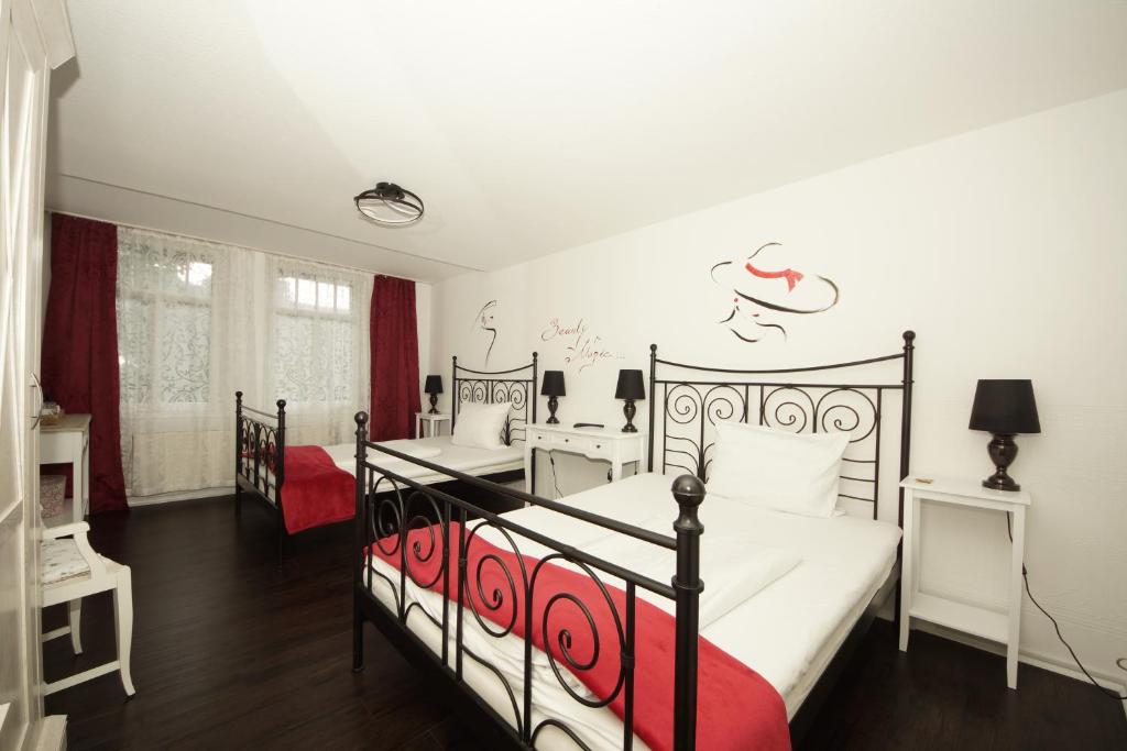 Postel nebo postele na pokoji v ubytování Liebezeit - ehemals Hotel Dillenburg