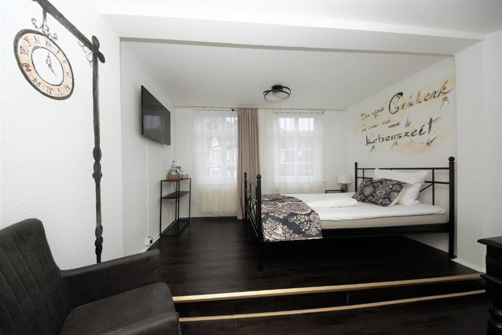 Postel nebo postele na pokoji v ubytování Liebezeit - ehemals Hotel Dillenburg
