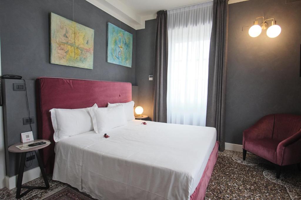 Postel nebo postele na pokoji v ubytování Capriccio Art Hotel