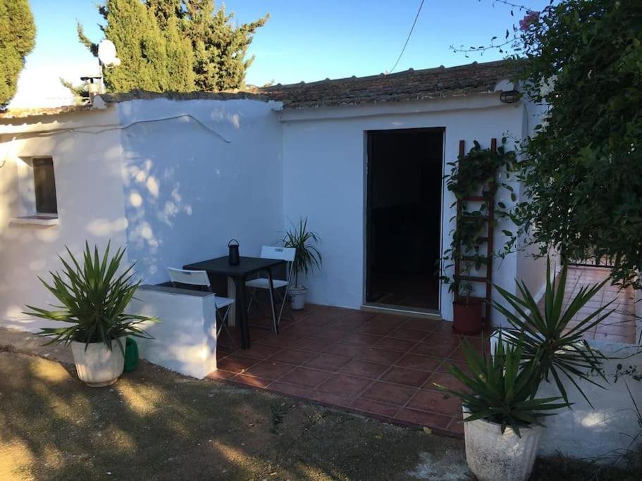 Casa blanca con patio con mesa y plantas en Agradable casa rural en Murcia